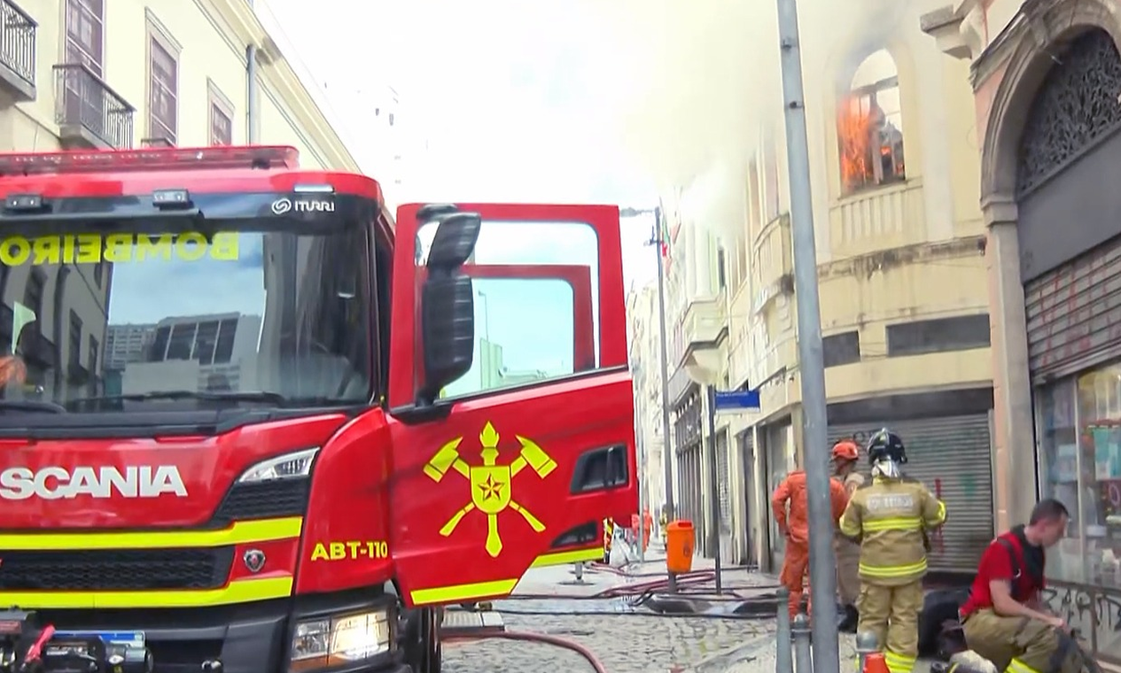Imóvel vizinho do Real Gabinete e de prédio da UFRJ, no Centro do Rio, pega fogo Imóvel vizinho do Real Gabinete e de prédio da UFRJ, no Centro do Rio, pega fogo