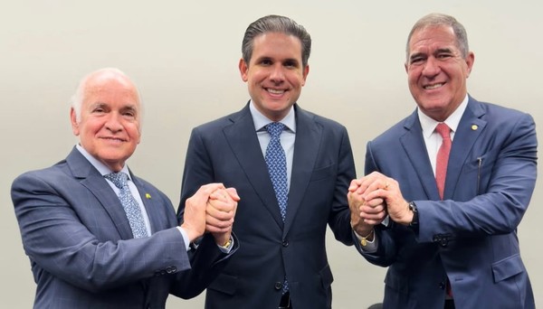 Câmara aprova urgência de projeto que cria bancada cristã com direito a voto