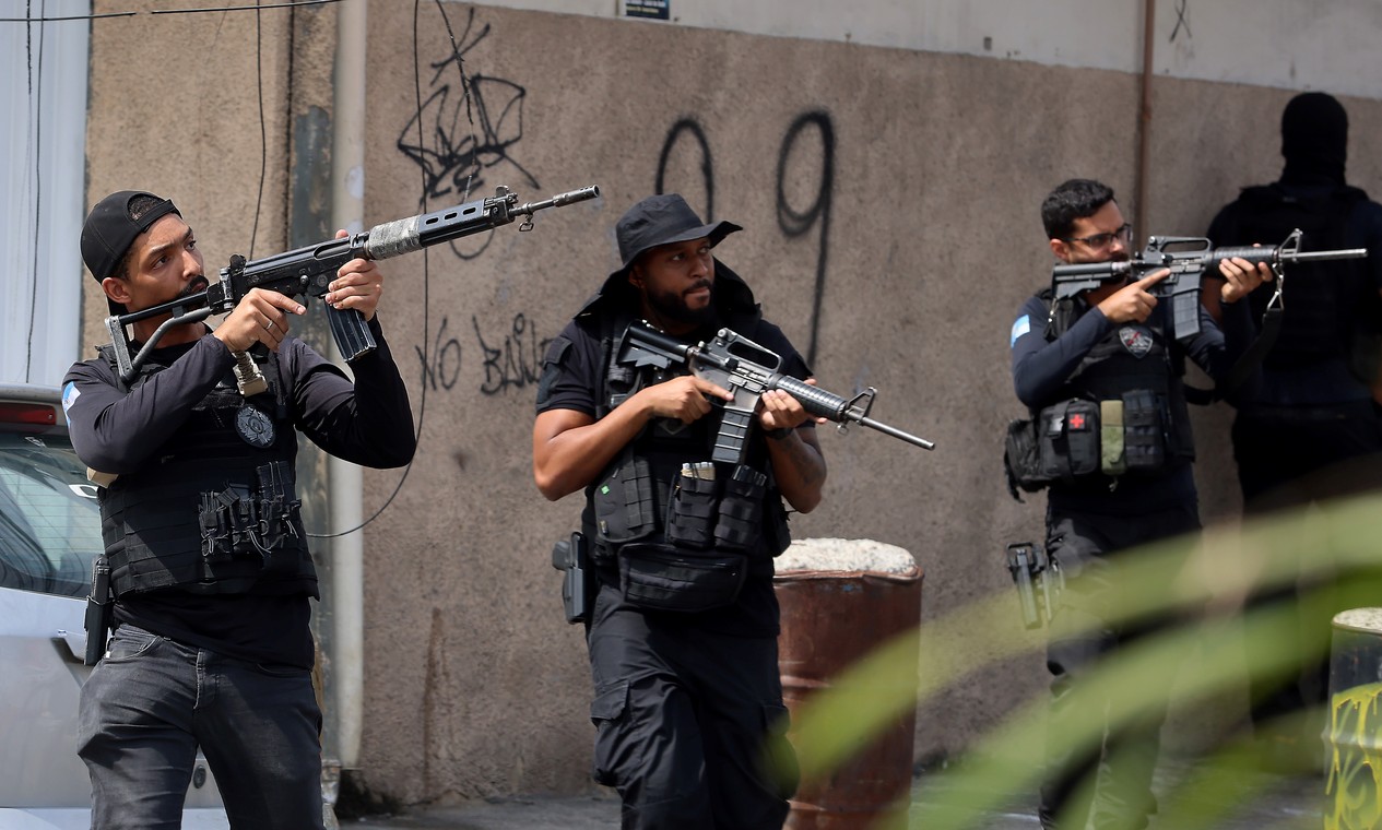 Homem de confiança de Doca é apontado como responsável por pagar 'arrego' para PMs no Alemão  Homem de confiança de Doca é apontado como responsável por pagar 'arrego' para PMs no Alemão