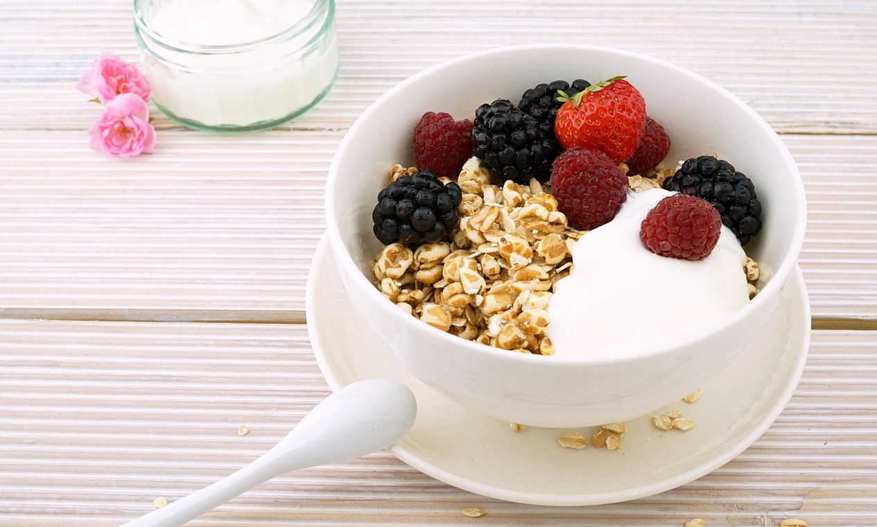 Tomar café da manhã com iogurte grego e aveia é bom? Especialistas dizem que sim; entenda Tomar café da manhã com iogurte grego e aveia é bom? Especialistas dizem que sim; entenda