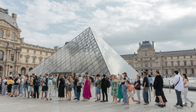 Polícia francesa prende mais cinco suspeitos de roubo no Museu do Louvre Polícia francesa prende mais cinco suspeitos de roubo no Museu do Louvre
